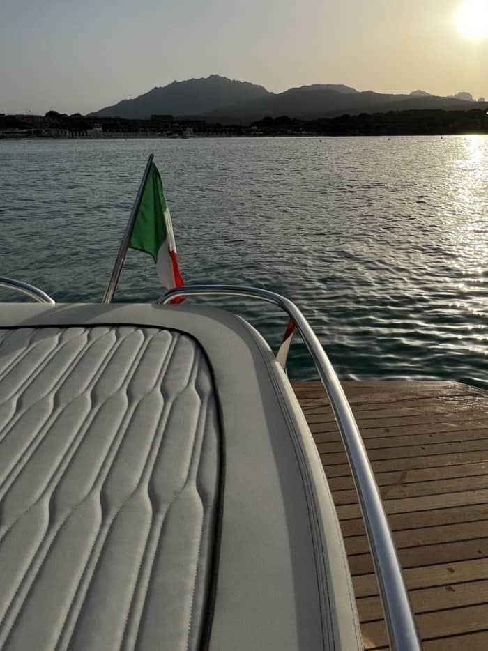 Halve dag privé motorboottocht langs de Costa Smeralda