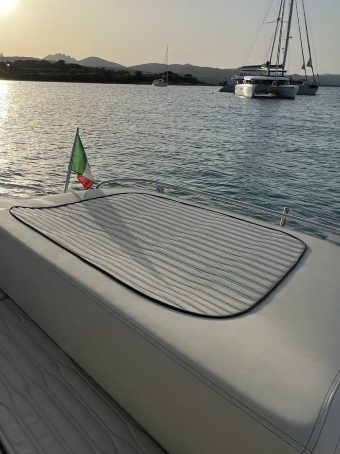 Halve dag privé motorboottocht langs de Costa Smeralda