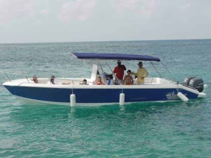 Découvrez les Caraïbes comme elles méritent d'être vues : à la barre d'un bateau privé, avec un capitaine qui connaît chaque crique secrète et chaque banc de sable turquoise. Ce voyage ne se limite pas à la destination ; il vous offre une journée en mer sans interruption, adaptée à votre rythme. De l'énergie vibrante de Cholón aux récifs cristallins des îles du Rosaire, en passant par le sable blanc de Barú,
