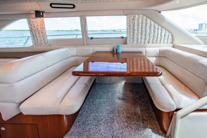 Dubai Yacht experience: Iconic landmarks and Burj Al Arab