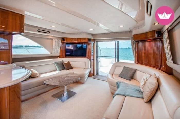 Dubai Yacht experience: Iconic landmarks and Burj Al Arab