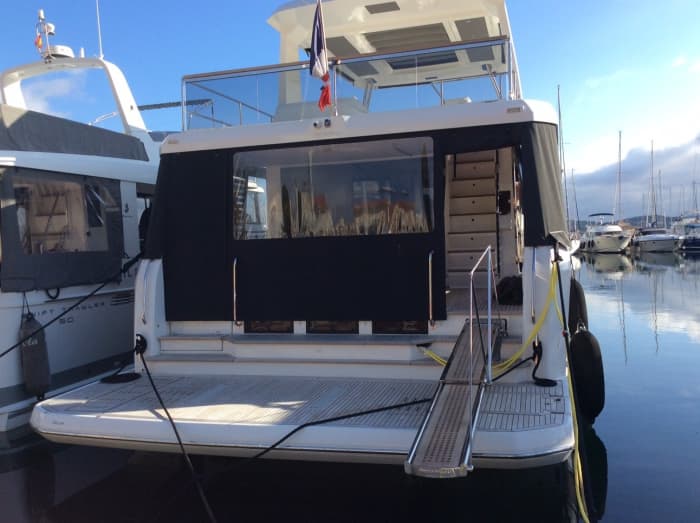 Profitez d'une journée complète à bord d'un yacht à moteur à Antibes