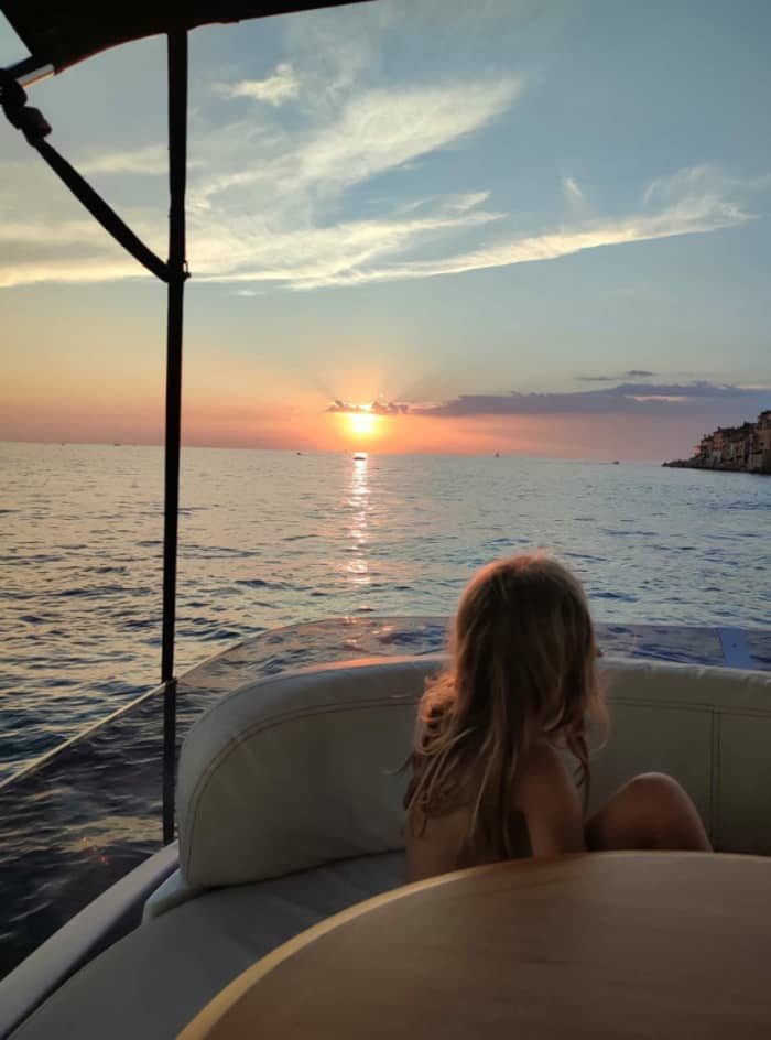 Erkunden Sie den Rovinj-Archipel und erleben Sie eine magische Delfin-Kreuzfahrt bei Sonnenuntergang