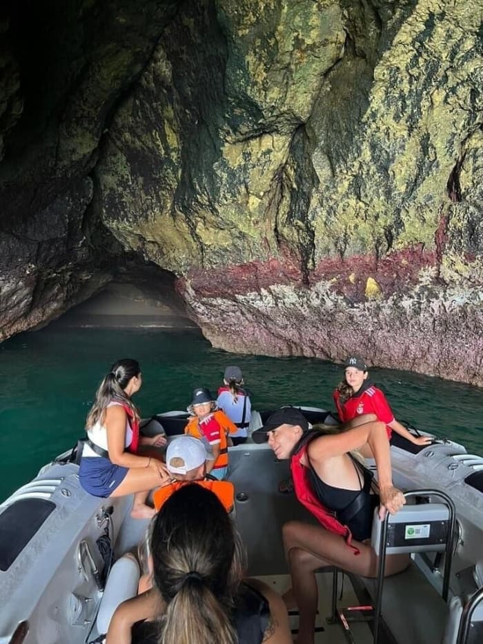 Découvrez Portimão lors d'une excursion d'une demi-journée en bateau à moteur.