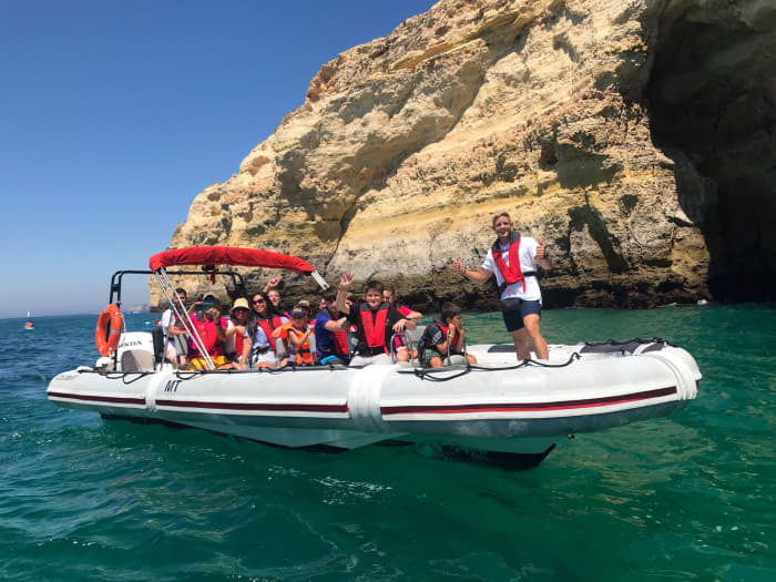 Découvrez Portimão lors d'une excursion d'une demi-journée en bateau à moteur.