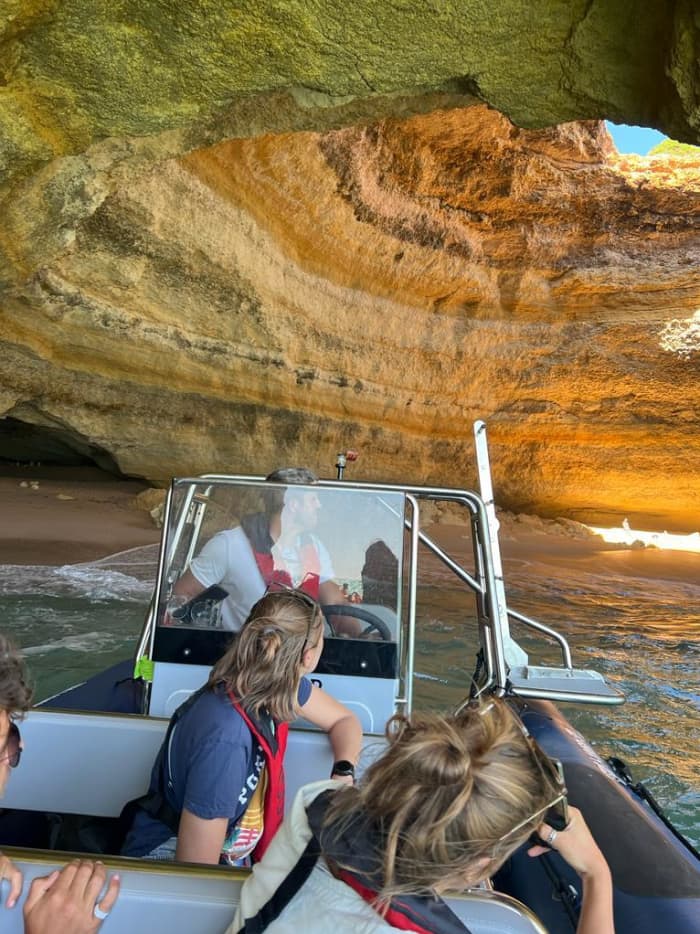 Découvrez Portimão lors d'une excursion d'une demi-journée en bateau à moteur.