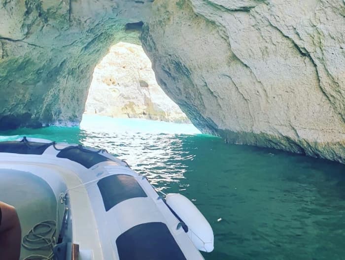 Découvrez Portimão lors d'une excursion d'une demi-journée en bateau à moteur.