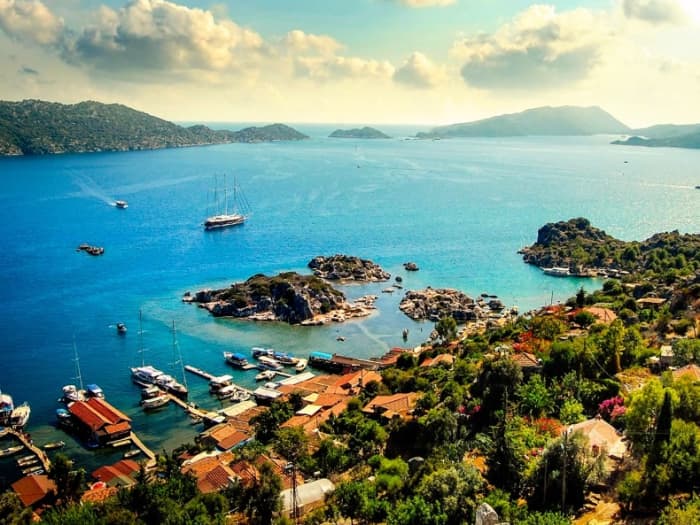 Explora la isla de Kekova en barco: Un día completo en el agua a bordo de una lancha motora.
