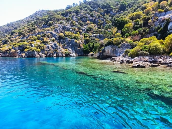 Explora la isla de Kekova en barco: Un día completo en el agua a bordo de una lancha motora.