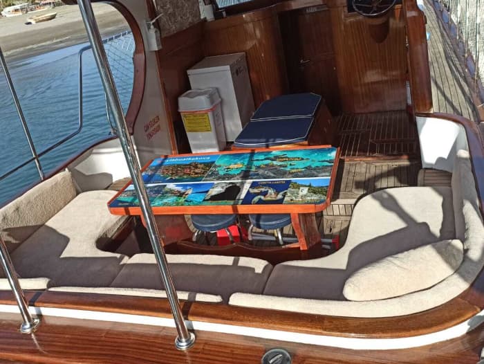 Explora la isla de Kekova en barco: Un día completo en el agua a bordo de una lancha motora.