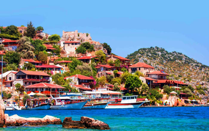 Explora la isla de Kekova en barco: Un día completo en el agua a bordo de una lancha motora.