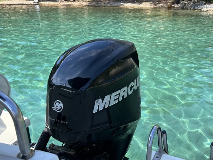 Profitez d'une heure de balade en bateau à moteur à Stari Grad