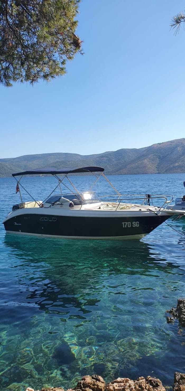 Profitez d'une heure de balade en bateau à moteur à Stari Grad