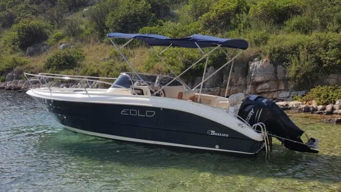 Profitez d'une heure de balade en bateau à moteur à Stari Grad