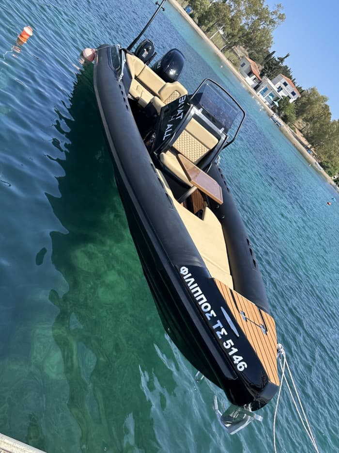 Private boat trip around Athens on a motorboat