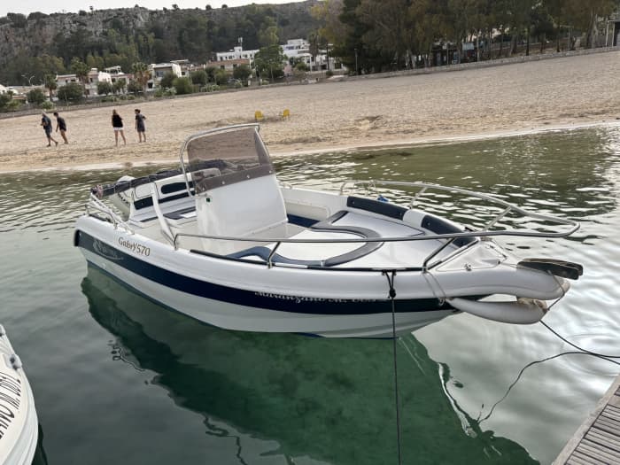 Escursione in barca di mezza giornata a San Vito Lo Capo a bordo di un motoscafo.
