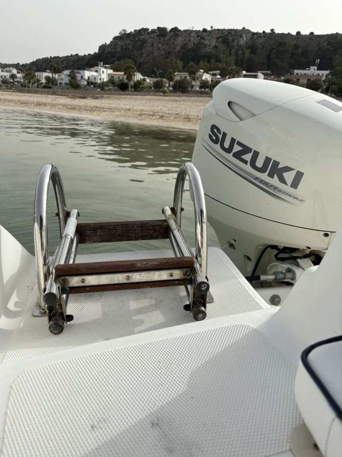Escursione in barca di mezza giornata a San Vito Lo Capo a bordo di un motoscafo.