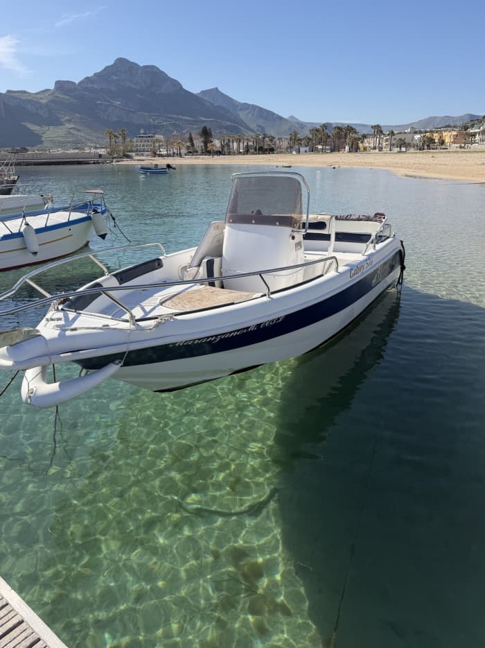 Escursione in barca di mezza giornata a San Vito Lo Capo a bordo di un motoscafo.