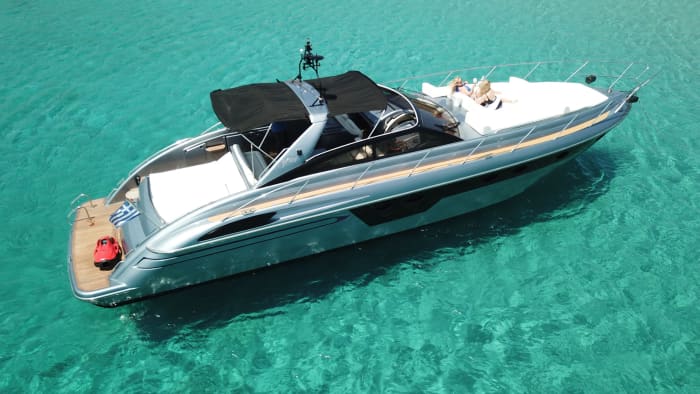 Escapade d'une demi-journée : Une pure magie blanche et bleue à bord d'un yacht à moteur