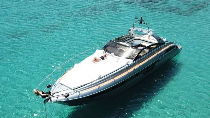 Escapade d'une demi-journée : Une pure magie blanche et bleue à bord d'un yacht à moteur