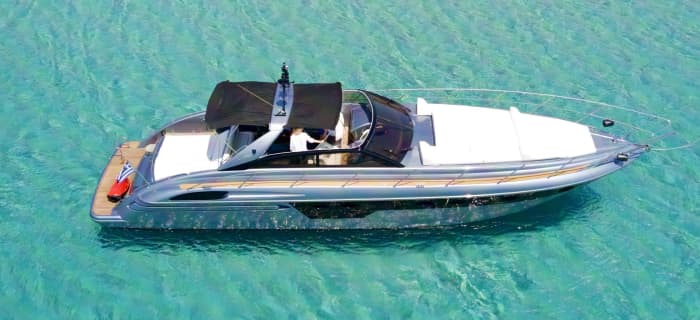 Escapade d'une demi-journée : Une pure magie blanche et bleue à bord d'un yacht à moteur