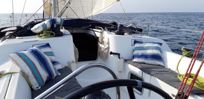 Mar, amor y sol: un día lleno de emociones a bordo de un velero.