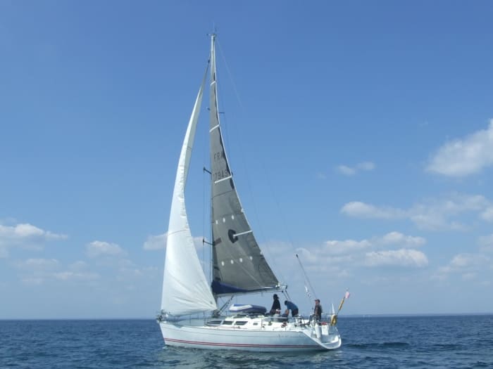 Mar, amor y sol: un día lleno de emociones a bordo de un velero.