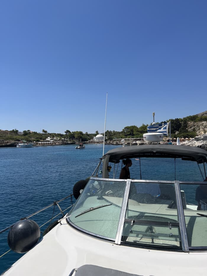 Découvrez Rhodes lors d'une excursion d'une journée en bateau à moteur.