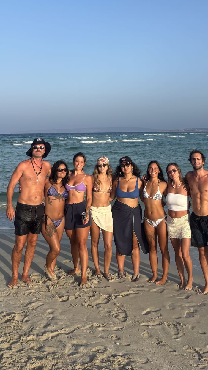 Despedida de solteira com capitães divertidos em um catamarã de luxo.