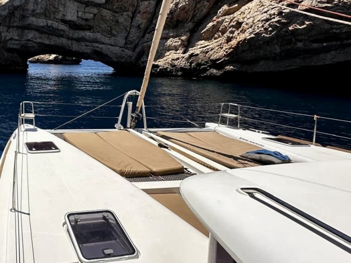 Despedida de solteira com capitães divertidos em um catamarã de luxo.