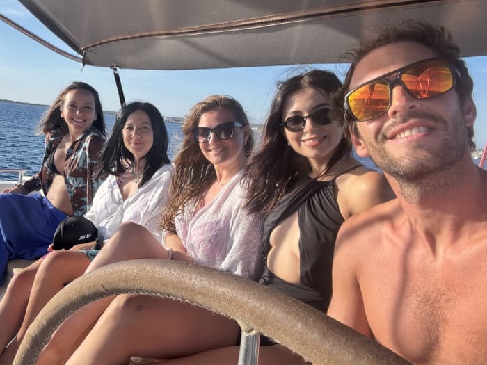 Despedida de solteira com capitães divertidos em um catamarã de luxo.