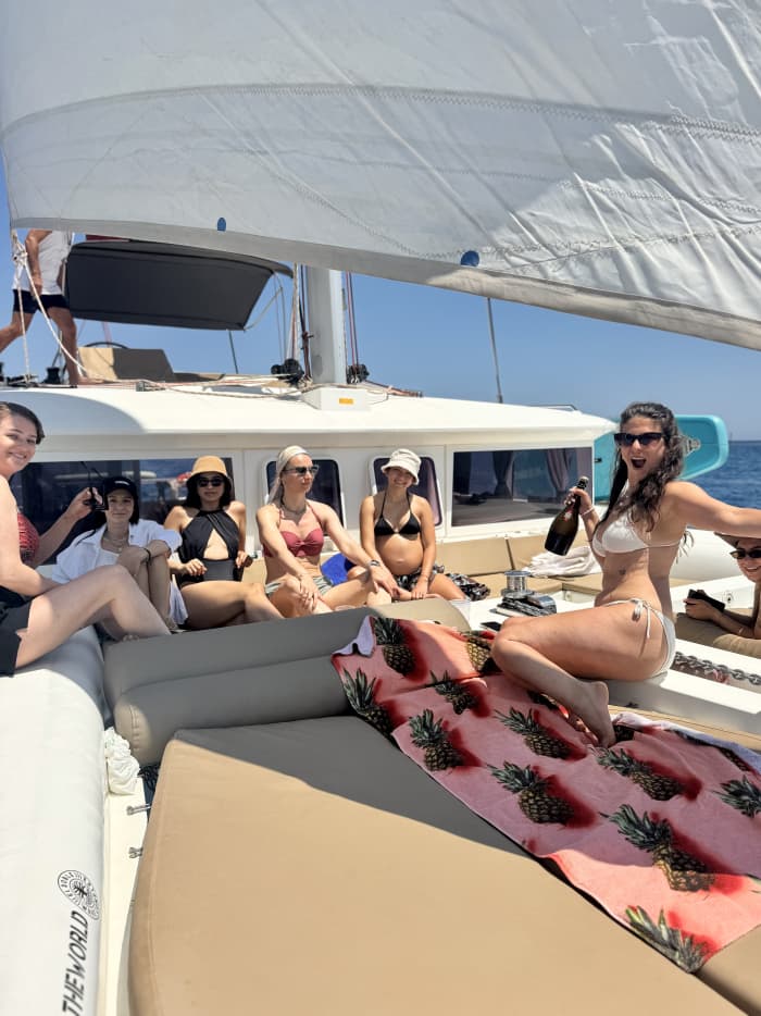 Despedida de solteira com capitães divertidos em um catamarã de luxo.