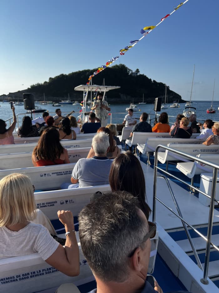 O ritmo de Donostia-San Sebastián: Momentos inesquecíveis em um catamarã
