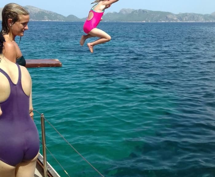 Laat u betoveren door de baai van Pollença tijdens een zeiltocht op een klassieke zeilboot.