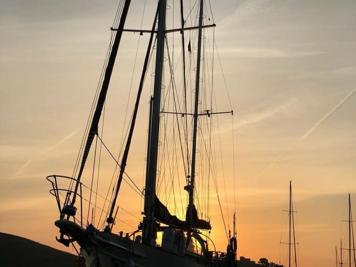 Laat u betoveren door de baai van Pollença tijdens een zeiltocht op een klassieke zeilboot.