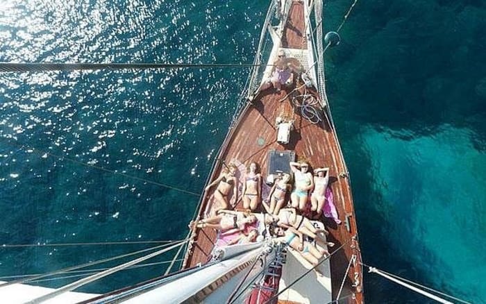 Laat u betoveren door de baai van Pollença tijdens een zeiltocht op een klassieke zeilboot.