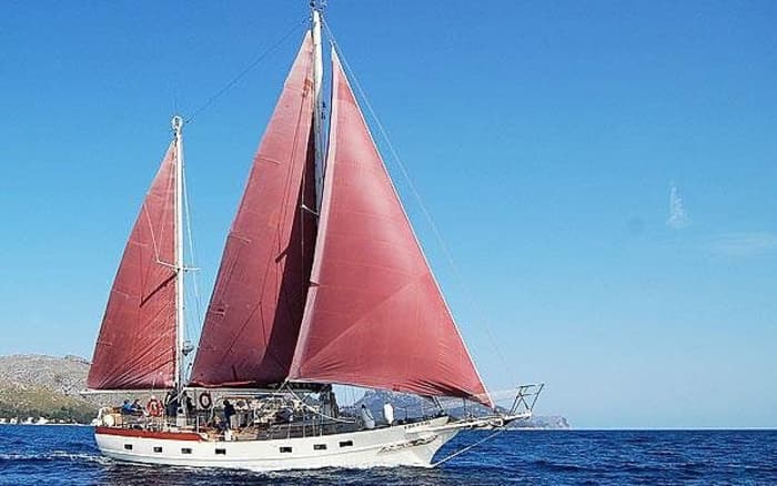 Laat u betoveren door de baai van Pollença tijdens een zeiltocht op een klassieke zeilboot.