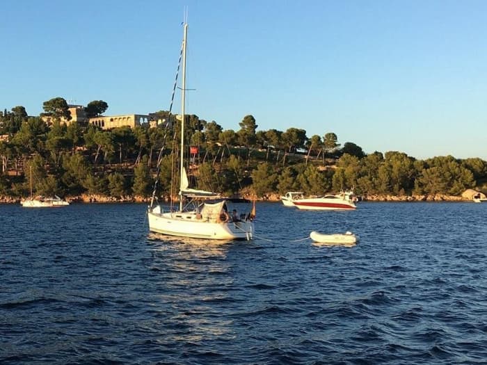Laat u betoveren door de baai van Pollença tijdens een zeiltocht op een klassieke zeilboot.