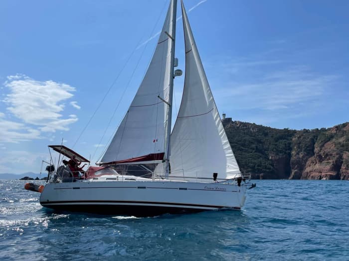 Private sailing day trip in front of the great Esterel massif and its magical coves