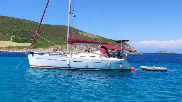 Private sailing day trip in front of the great Esterel massif and its magical coves