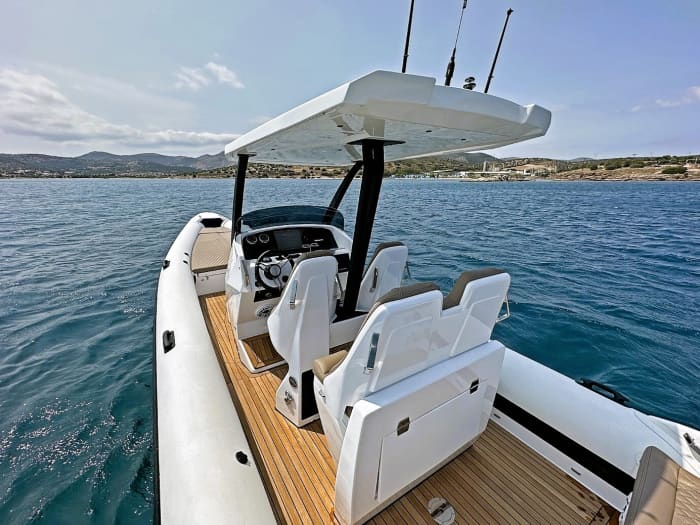 Explore Sifnos in a half-day: Rent a motorboat for 4h