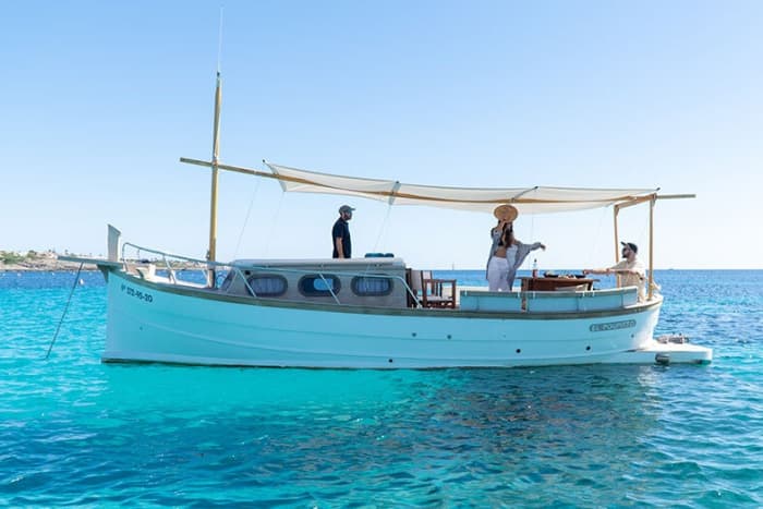 Enjoyable 6h boat trip with an authentic Menorcan Llaut