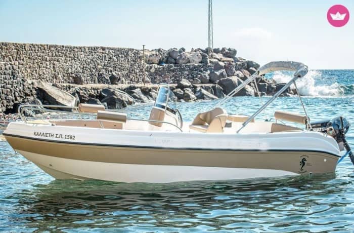 4h45 to explore Santorini on a motorboat