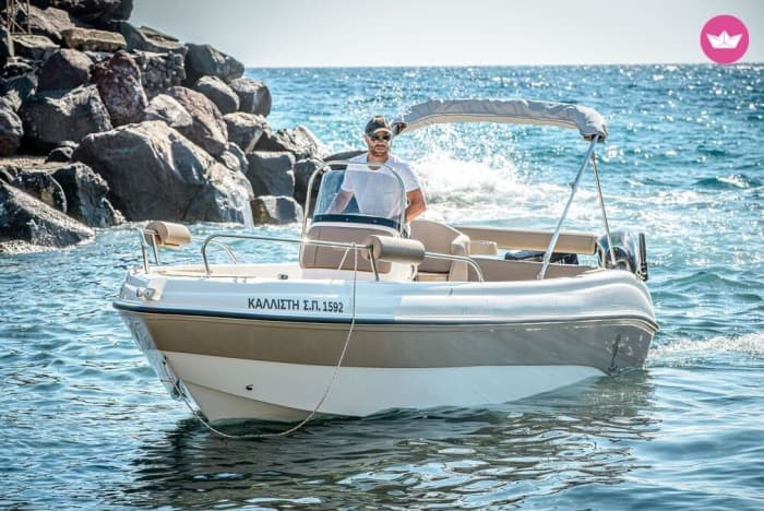 4h45 to explore Santorini on a motorboat