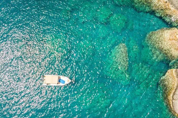 4h45 to explore Santorini on a motorboat