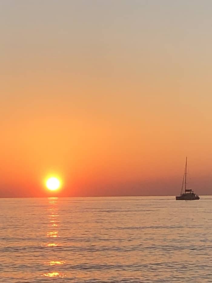 4h45 to explore Santorini on a motorboat