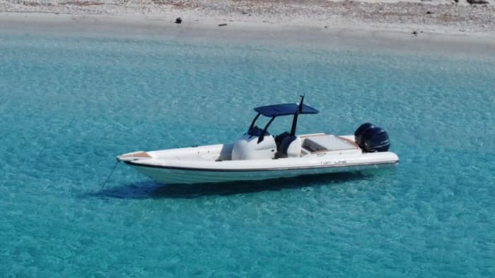 A legendary break: 3h around Mykonos on a motorboat