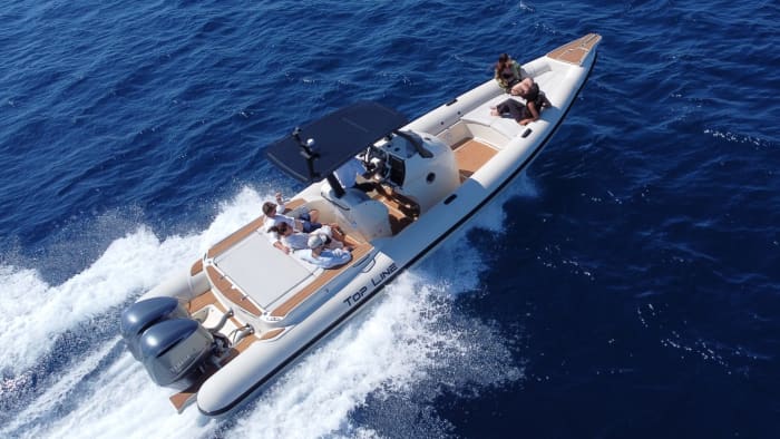 A legendary break: 3h around Mykonos on a motorboat