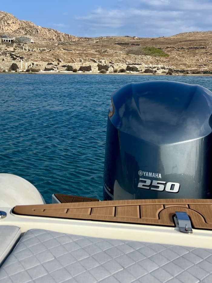 A legendary break: 3h around Mykonos on a motorboat