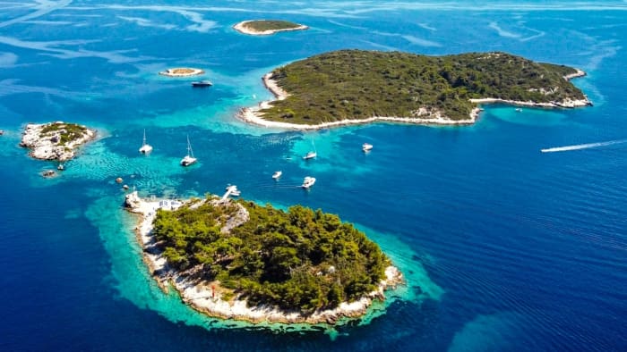 De stad Korčula, het scheepswrak op het schiereiland Pelješac en het eiland Badija-herten